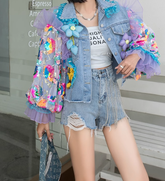 Schicke blaue Jeansjacke mit Rüschen und Stickereien im Patchwork-Stil aus Tüll